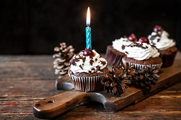 schokoladenmuffin mit blauer kerze